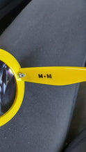 Cargar imagen en el visor de la galería, Sofia - lentes de sol UV Oversize redondos negro con amarillo
