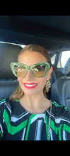 Cargar imagen en el visor de la galería, Olive - lentes de sol Cat Eye UV 400 Verde animal print
