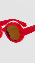 Cargar y reproducir el video en el visor de la galería, Trébol - Lentes de sol UV redondo oversized rojo
