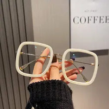 Cargar imagen en el visor de la galería, Oversize cuadrado - Lentes con aumento Beige O-3
